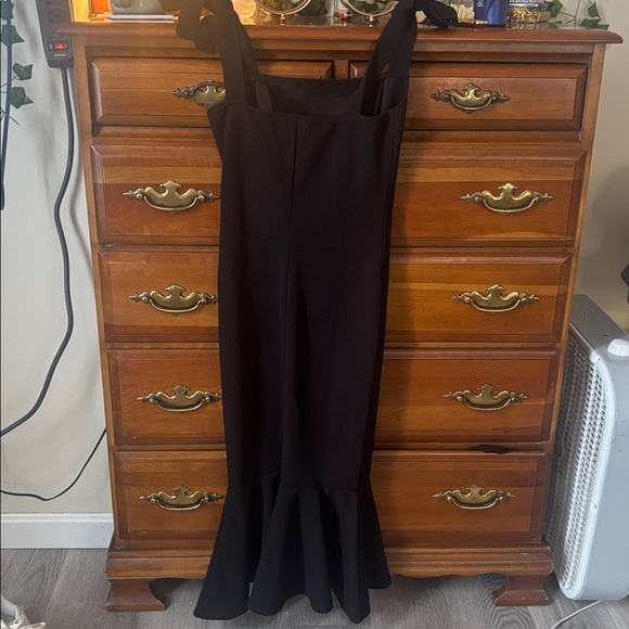 Veni Vidivici Elegant Black Dress With Adjustable Bow Straps - Picture 8 of 10